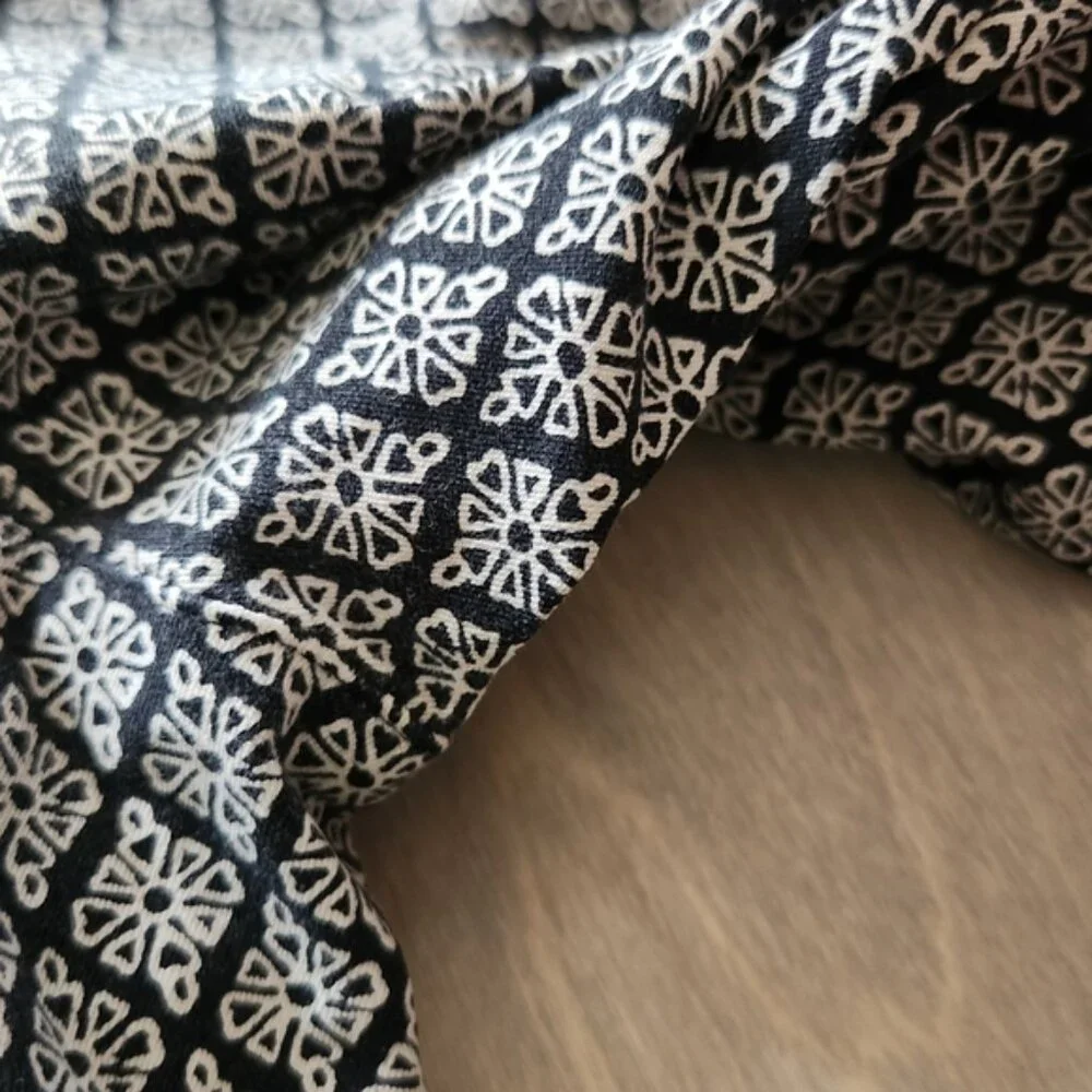 Old Navy Pixie 4 Black And White Brocade‎ Pattern Straight Leg Trouser.